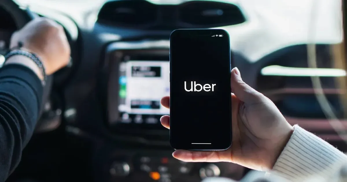 Robo millonario en La Plata: un pasajero de Uber escapa con 400 mil pesos del chofer