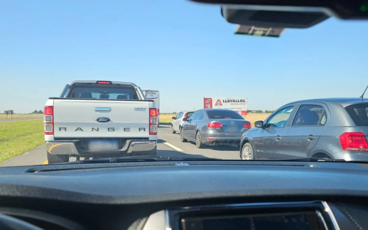 Ruta 2 colapsada por accidente en Dolores: turistas varados en el éxodo a la Costa