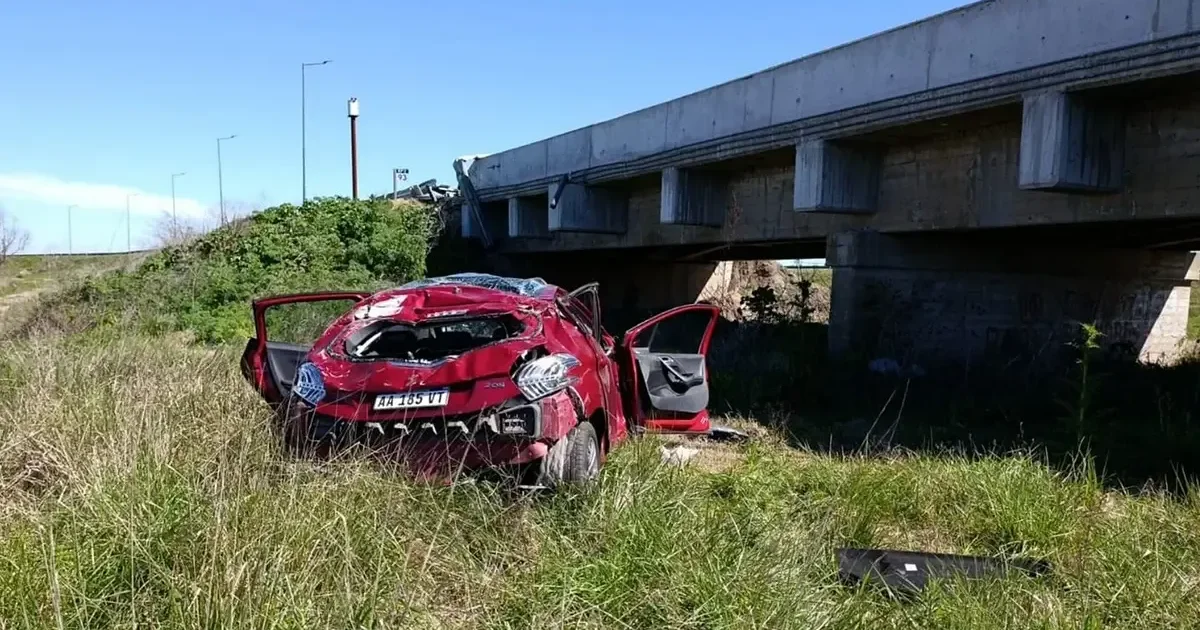 Ruta 2 interrumpida tras volcadura: mujer accidentada debajo de un puente