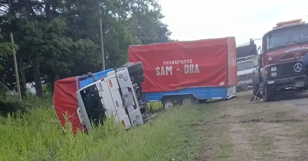 Ruta 36 bloqueada tras el vuelco de un camión cerca de Abasto, generando caos vehicular