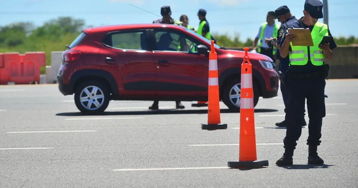 Sancionan a conductor en Ruta 2 por transportar chapas excesivamente anchas, generando peligro