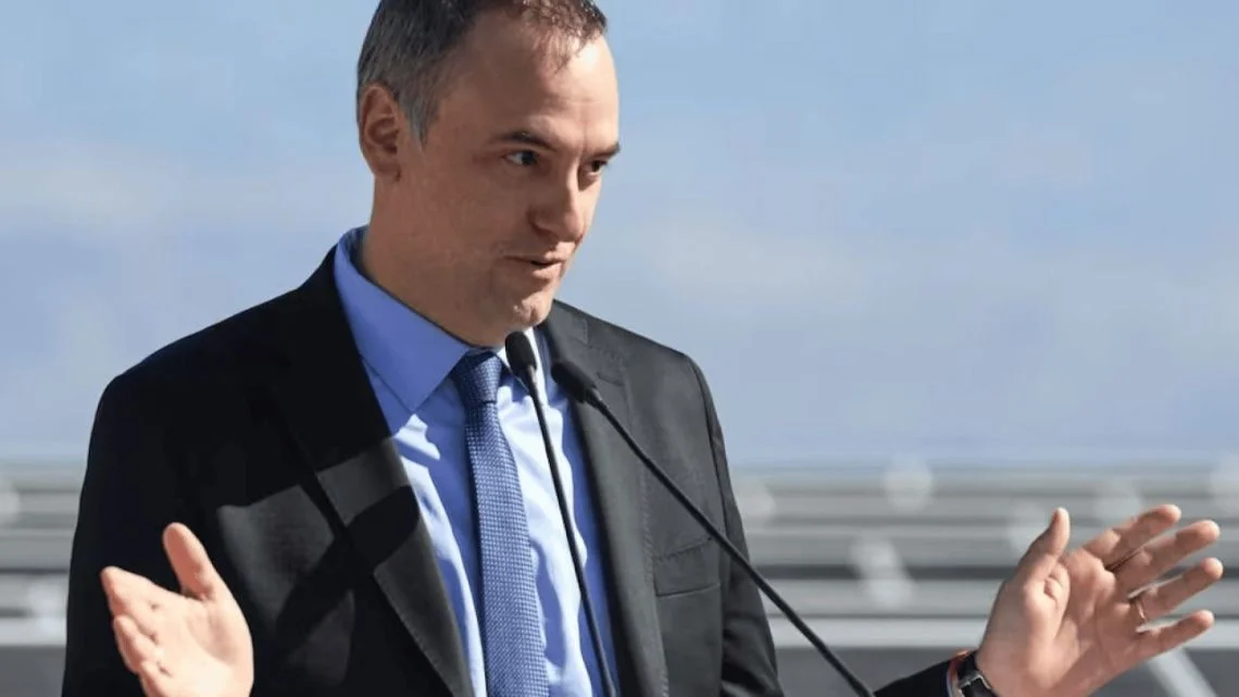 Santilli se reúne con Adorni en Casa Rosada ante crecientes rumores de su salida