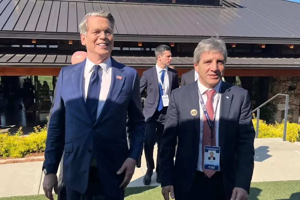 Scott Bessent destaca el potencial argentino en su encuentro con Caputo en La Plata