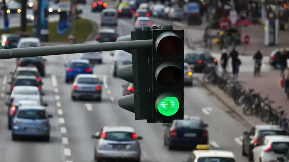 Semáforos inteligentes buscan aliviar el caos vehicular en La Plata y mejorar la seguridad vial
