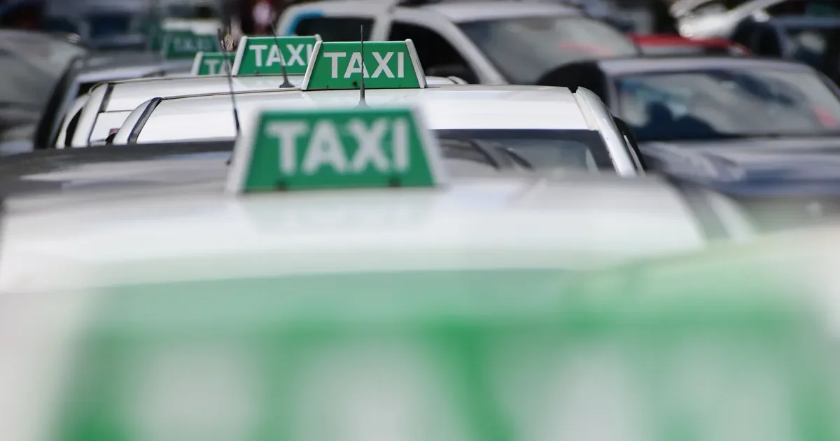 Taxista de La Plata vive momento de terror: asaltantes le apuntan con escopeta