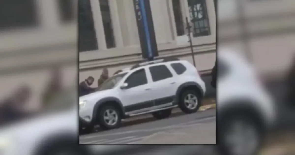 Taxistas agreden a automovilista en La Plata por confusión con chofer de Uber