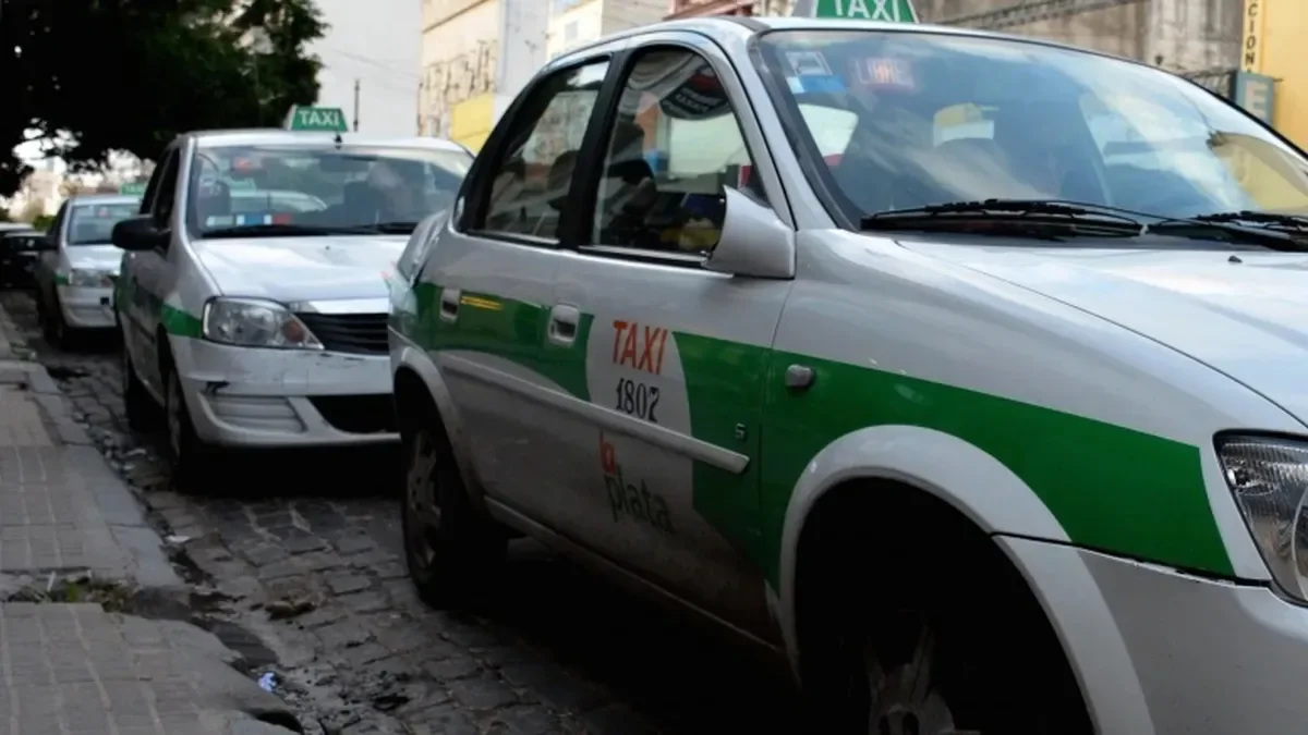 Taxistas de La Plata advierten sobre el impacto del aumento tarifario en usuarios y comerciantes