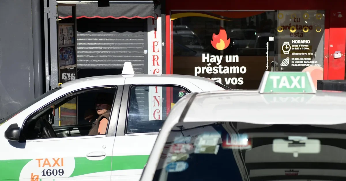 Taxistas de La Plata afectados por la crisis: solicitan un aumento del 20% en tarifas