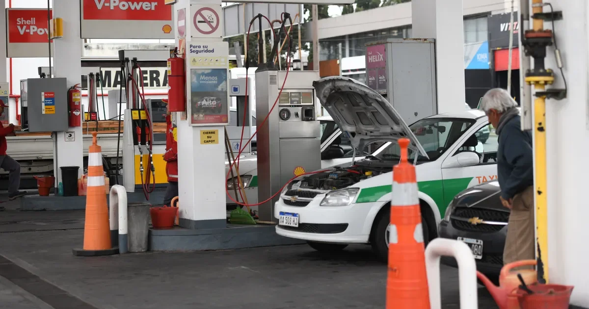 Taxistas de La Plata amenazan con movilizaciones por incumplimiento en carga de GNC
