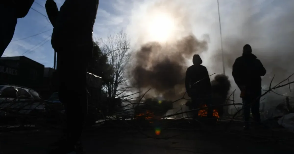 Taxistas de La Plata bloquean calles ante la falta de GNC y problemas de abastecimiento