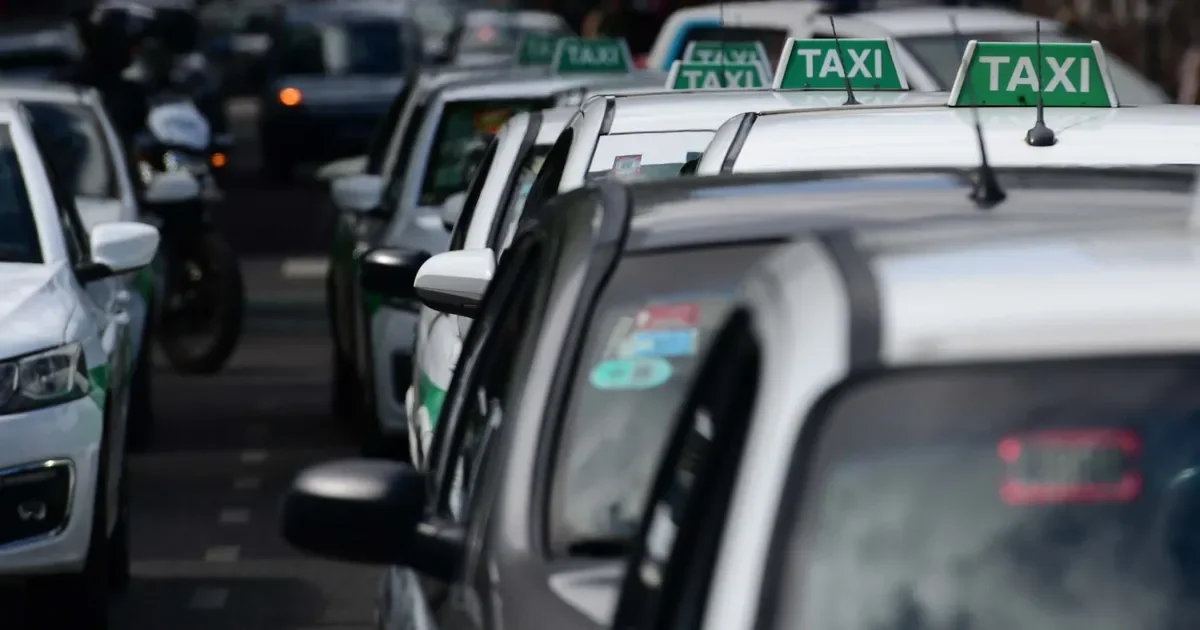 Taxistas de La Plata buscan flexibilizar la antigüedad de vehículos para mejorar el servicio