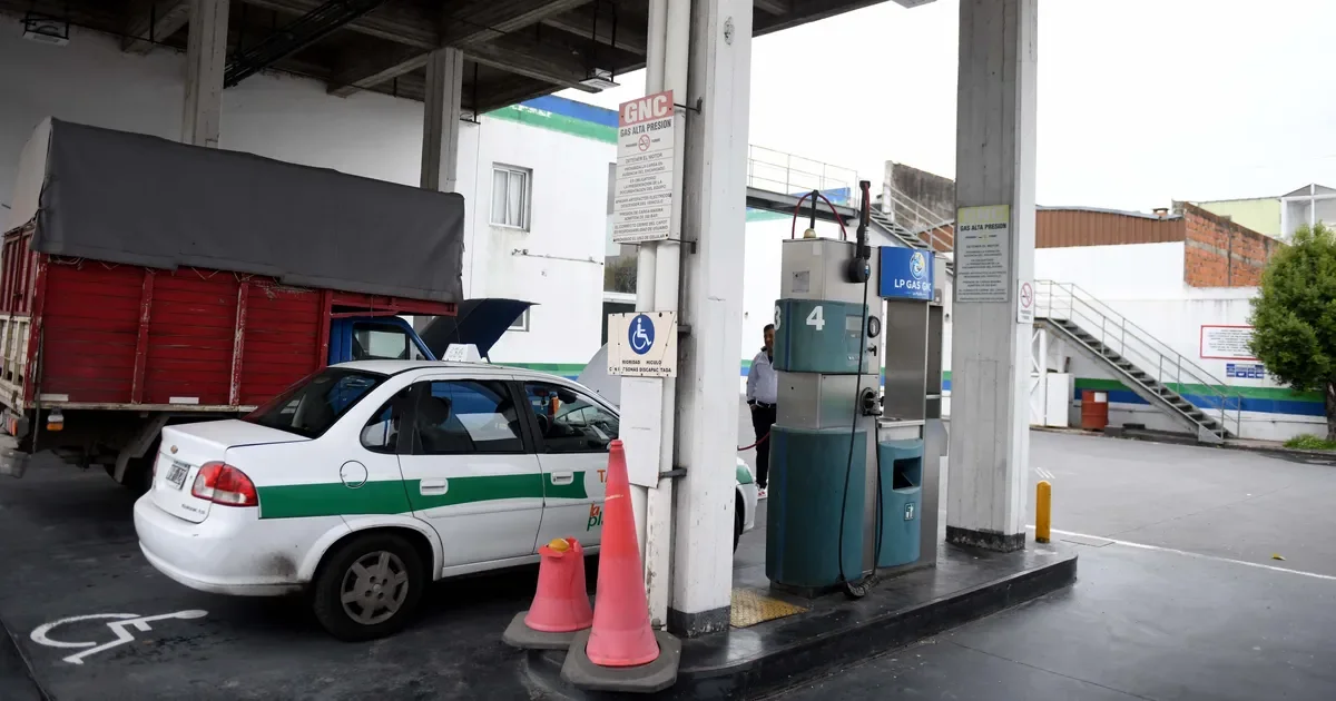 Taxistas de La Plata en crisis: escasez de GNC afecta su servicio diario