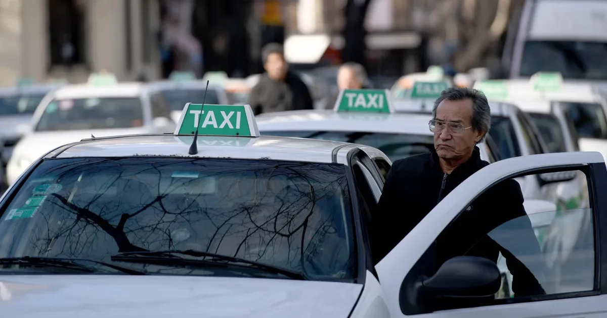 Taxistas de La Plata exigen revisión de la antigüedad para la renovación de vehículos.