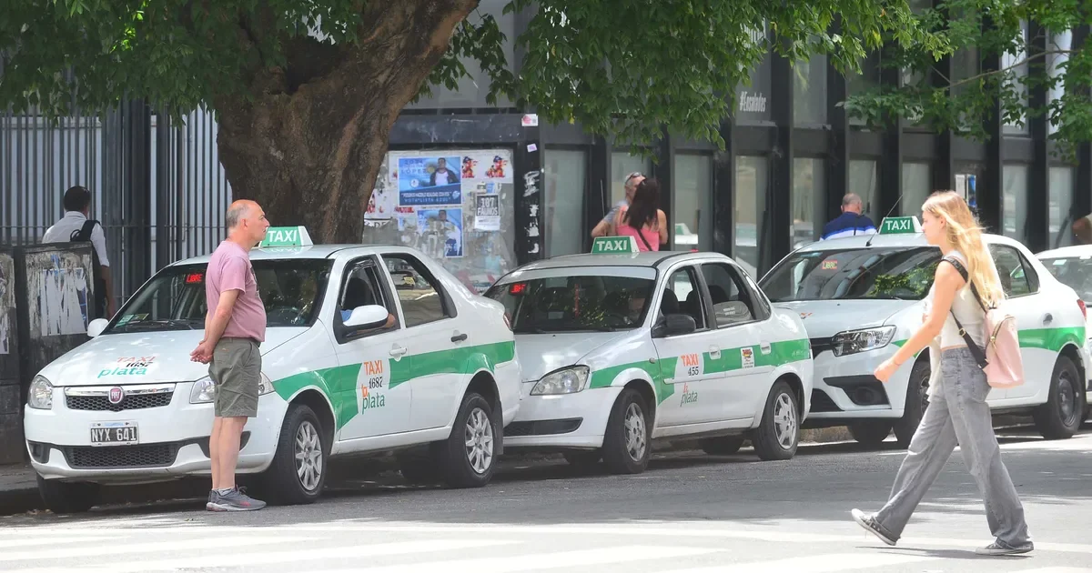 Taxistas de La Plata exigen tarifa nocturna durante todo el día para mejorar ingresos