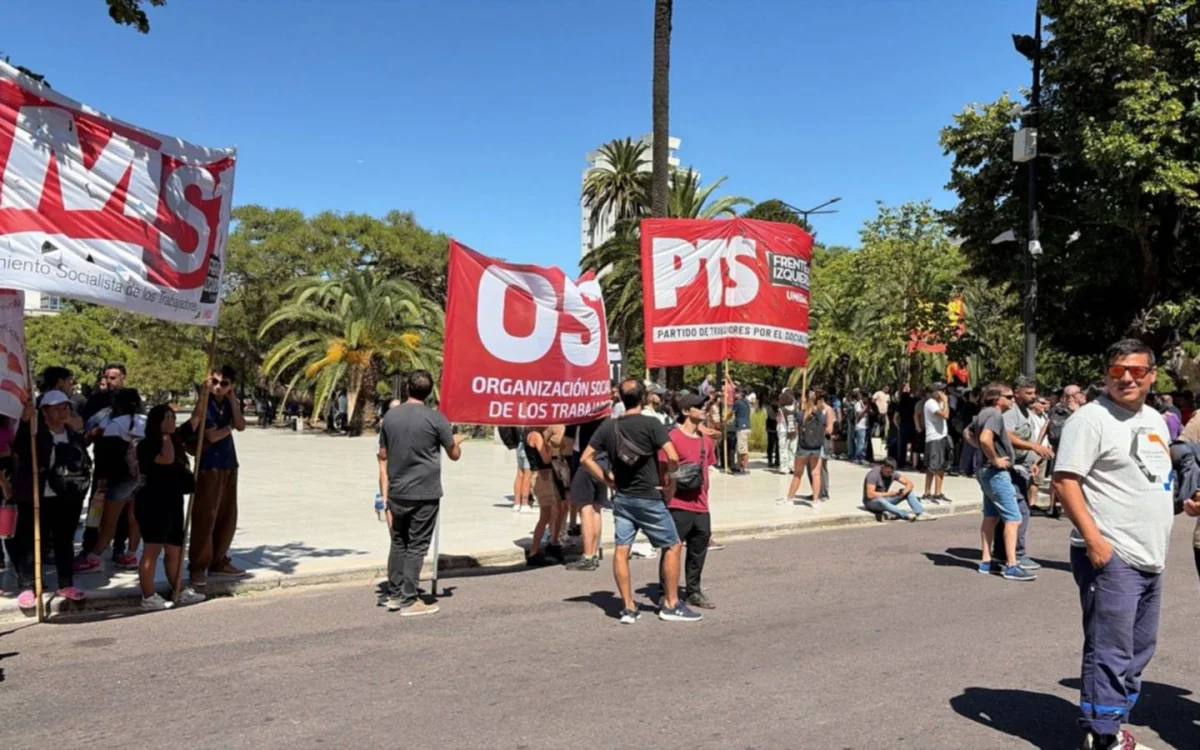 Tensión en La Plata: trabajadores del Astillero protestan y generan caos frente a Gobernación