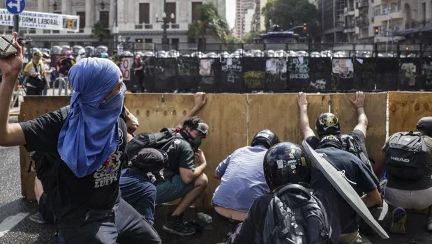 Tensiones en la calle: vecinos de La Plata afectados por la disputa política actual