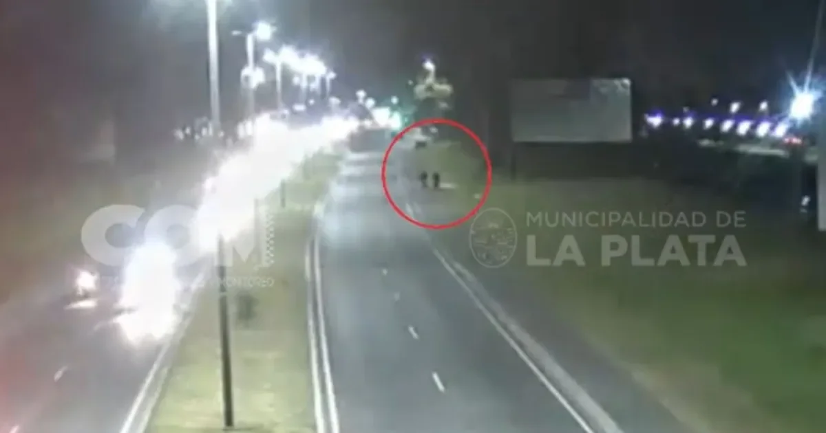 Tiroteo en Camino Centenario: un ladrón fallece y un policía resulta herido en el enfrentamiento