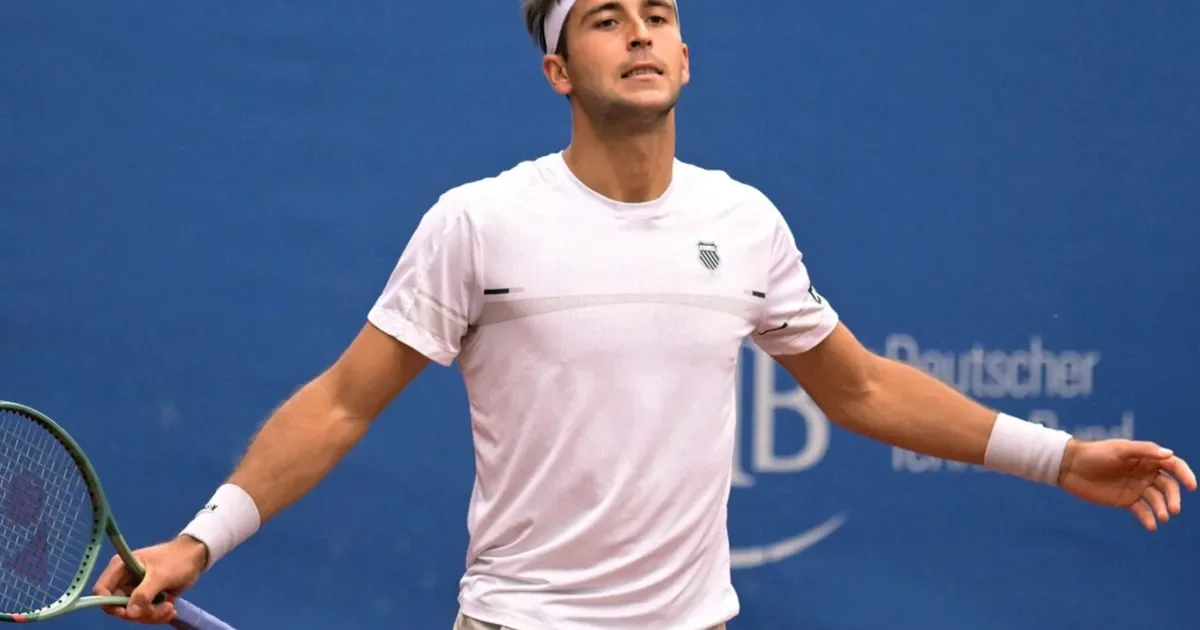 Tomás Etcheverry cae tras un exhaustivo partido en el ATP 500 de Hamburgo