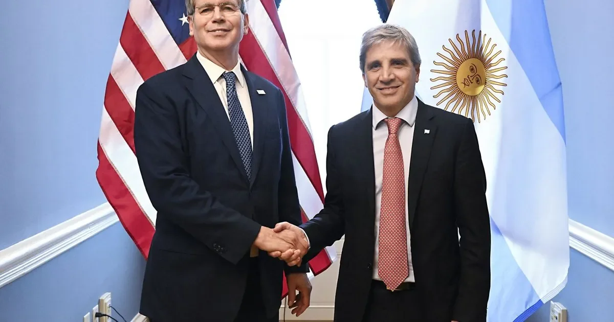 Toto Caputo busca apoyo en Scott Bessent ante la crisis del Gobierno argentino