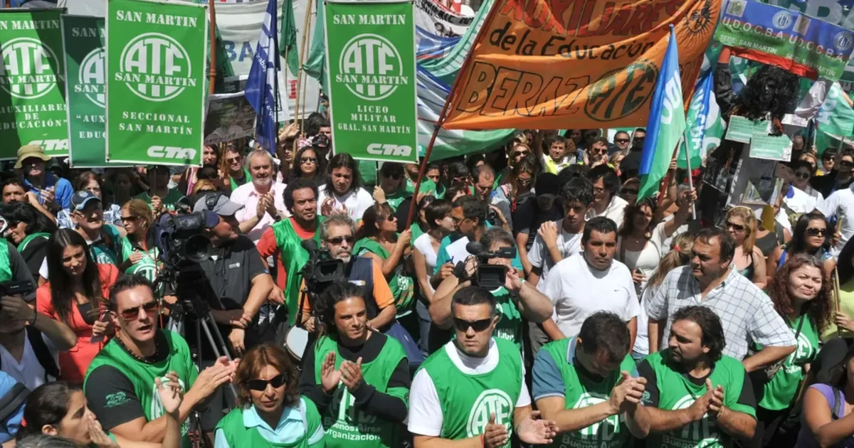Trabajadores de ATE marchan hacia la Legislatura para exigir inclusión en el presupuesto 2027