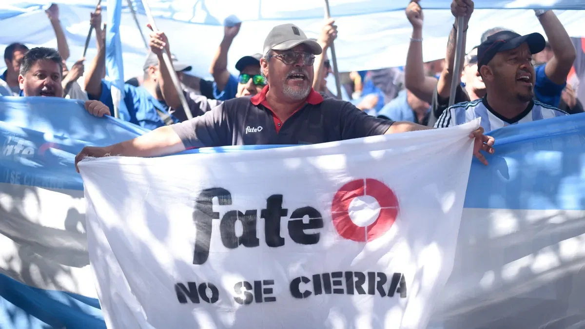 Trabajadores de Fate exigen mejoras laborales en el centro de La Plata