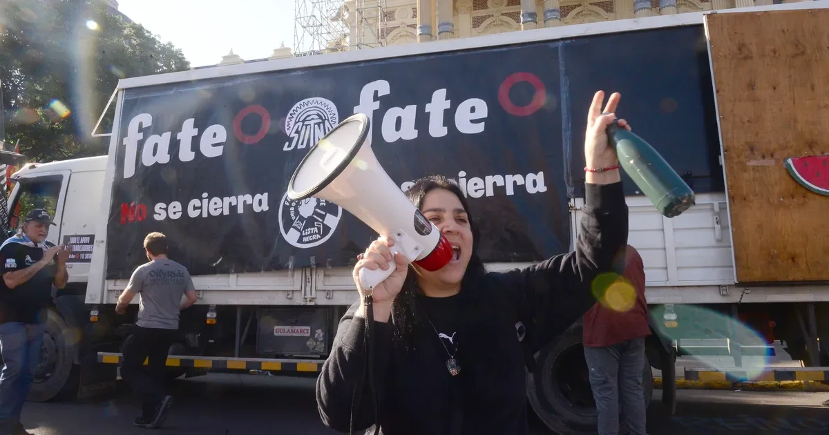 Trabajadores de Fate exigen respuesta a Kicillof en marcha por el centro de La Plata