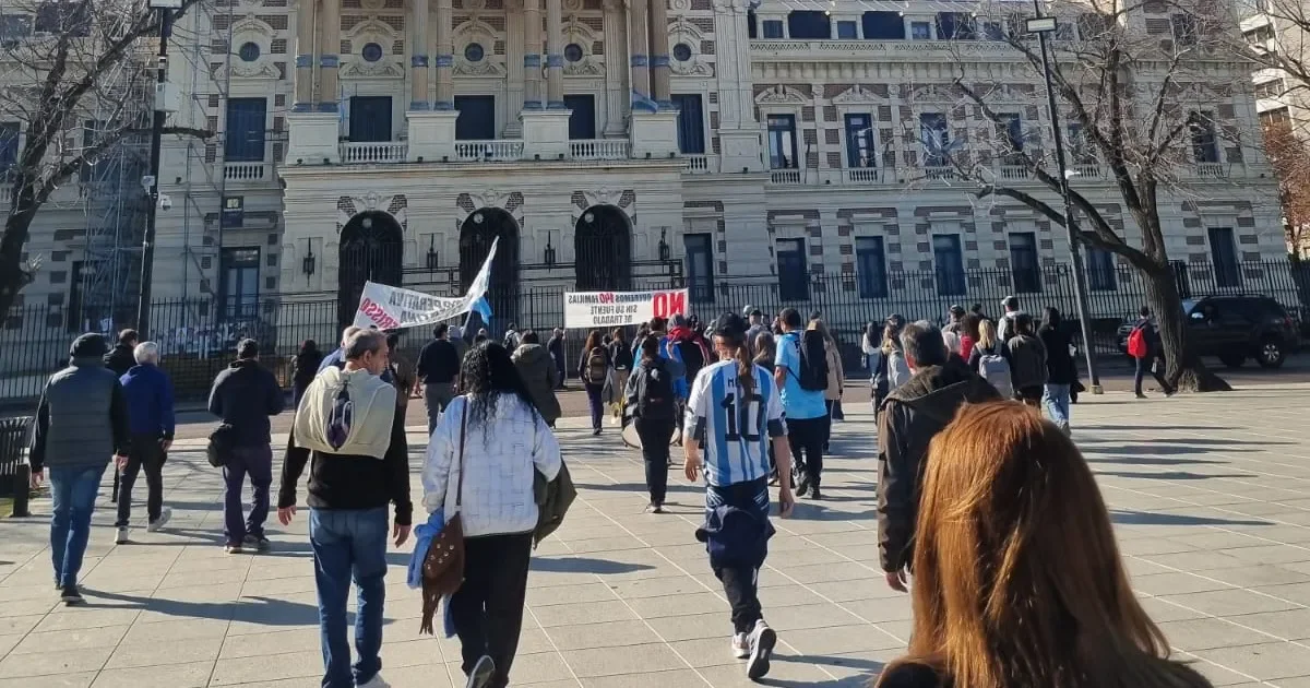 Trabajadores de la Cooperativa Textil de Berisso reclaman mejoras en el Ministerio de Salud