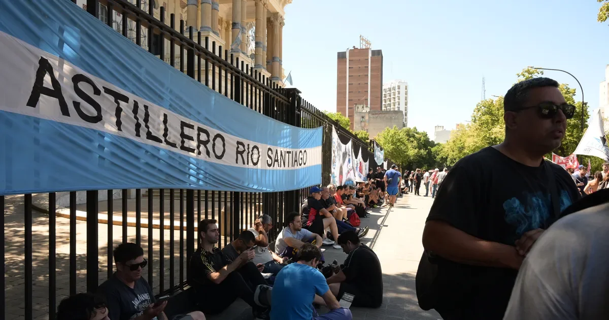 Trabajadores del Astillero Río Santiago reclaman respuestas tras fallida reunión con Gobernación