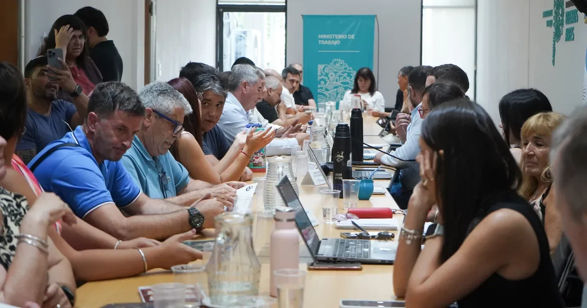 Trabajadores estatales de La Plata reclaman aumento salarial y advierten sobre la falta de respuestas.