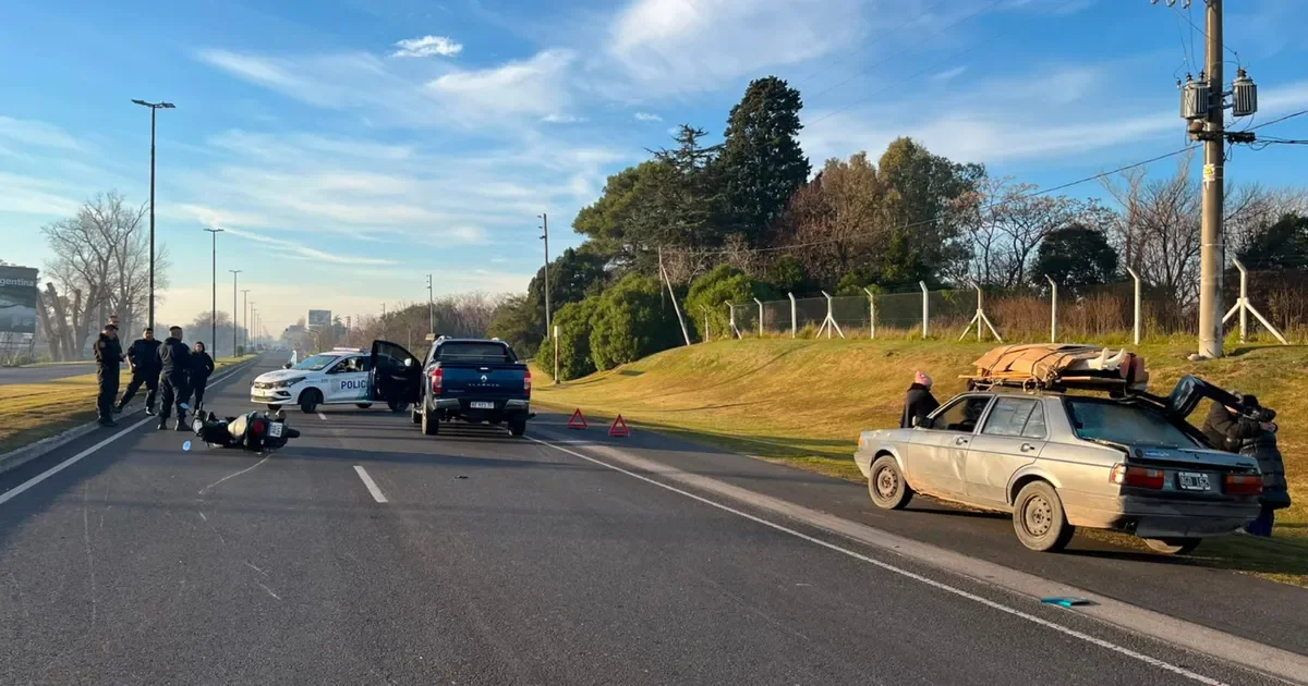 Tragedia en City Bell: motociclista platense fallece en choque múltiple en Camino Centenario