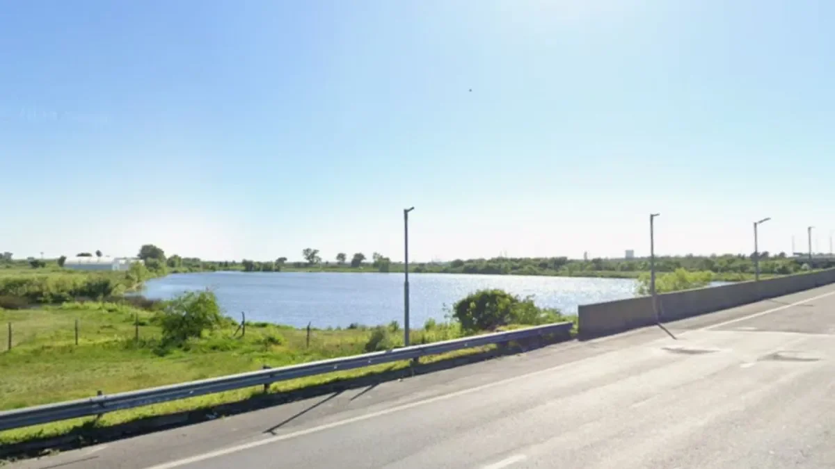 Tragedia en Ensenada: hallan un cuerpo sin vida en una laguna cerca de la autopista