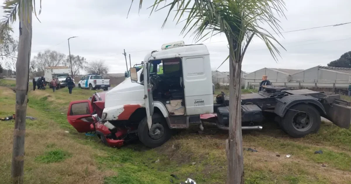 Tragedia en La Plata: una mujer pierde la vida en choque entre camioneta y camión