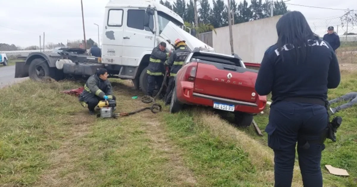 Tragedia en La Plata: una mujer pierde la vida en choque entre camioneta y camión