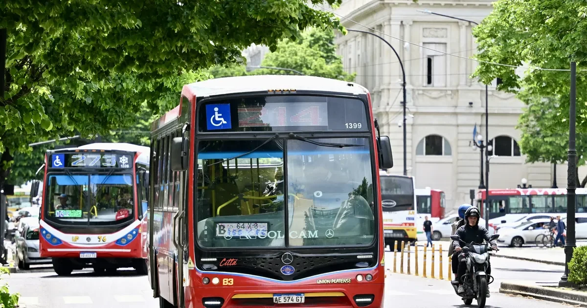 Transporte público en crisis: vecinos de Ensenada y Berisso recibirán compensaciones provinciales