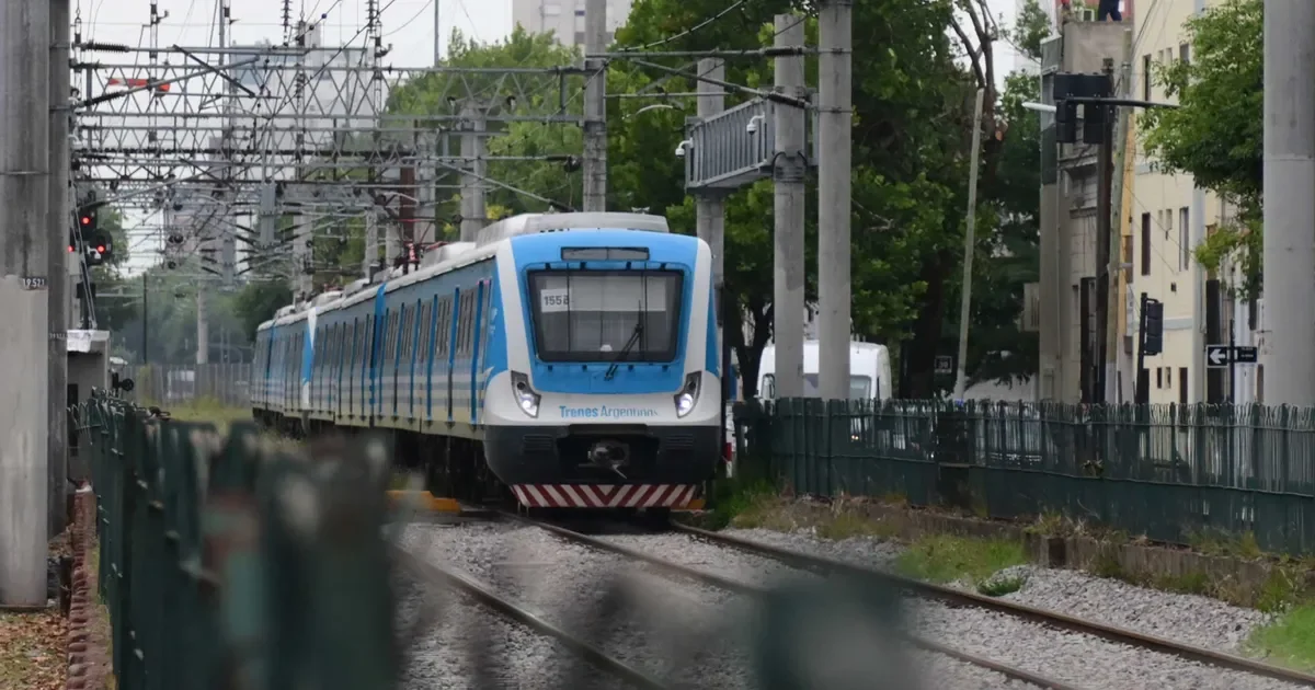Tren Roca con demoras: pasajeros de Ensenada y La Plata enfrentan complicaciones diarias