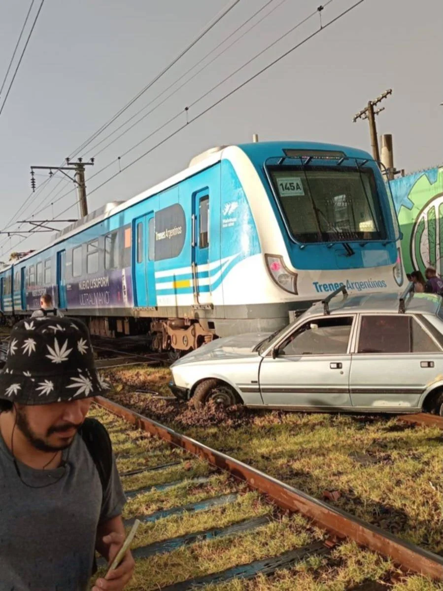 Tren Roca en La Plata interrumpido: un auto provoca caos en el servicio ferroviario