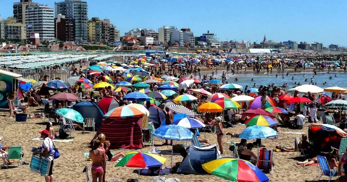 Turistas disfrutan de un Mar del Plata con agua más cálida y cristalina este mes