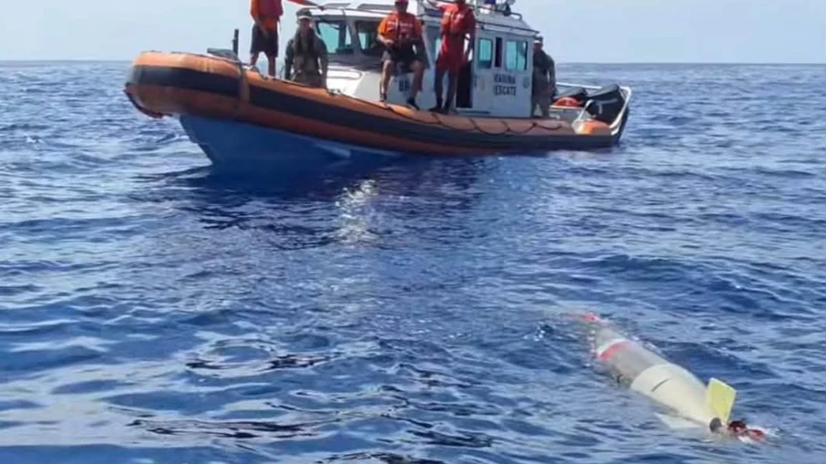 Un artefacto flota en el mar: el Vigía activa protocolo de seguridad en la costa de Ensenada