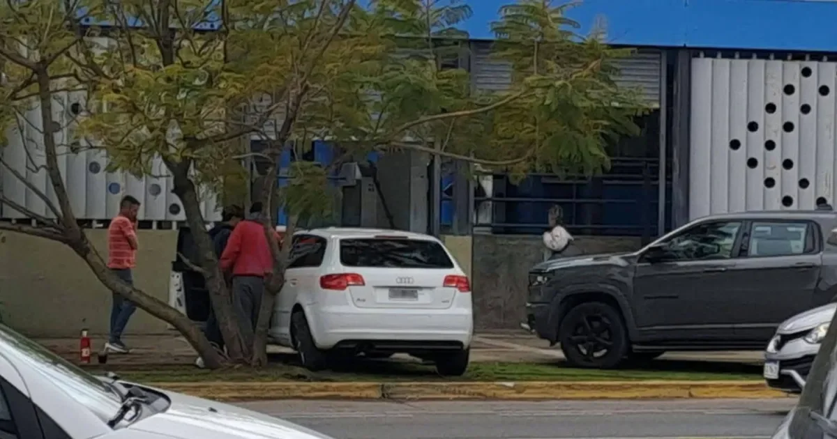 Un Audi choca contra la estación de trenes de City Bell y causa caos en el tránsito