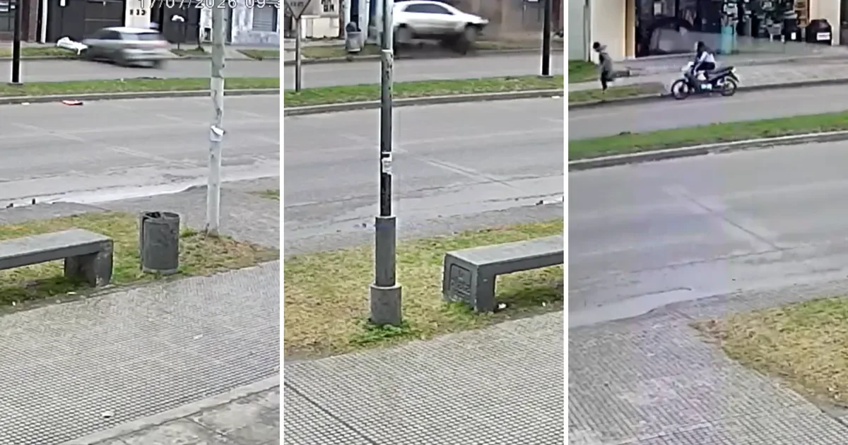 Un auto descontrolado en La Plata derriba un poste y pone en riesgo a transeúntes