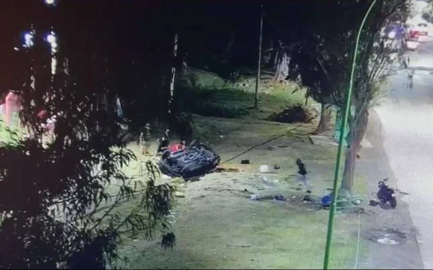 Un auto robado termina volcado en una zanja en La Plata tras accidente y fuga del conductor