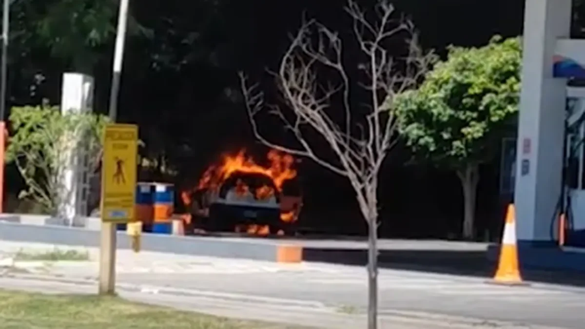 Un auto se incendia cerca de una estación de servicio en La Plata y genera alarma entre los vecinos