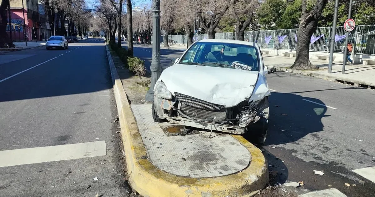 Un auto se sube a la rambla en un accidente en calle 7, vecinos alarmados