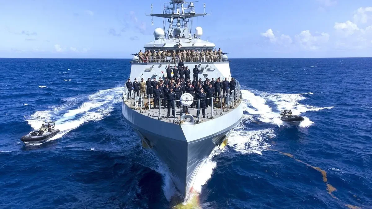 Un buque de guerra británico navega sin aviso y genera preocupación en la región de Ensenada
