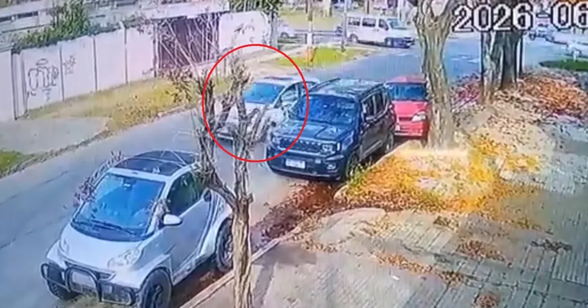Un conductor escapa tras chocar dos vehículos estacionados en una esquina de La Plata