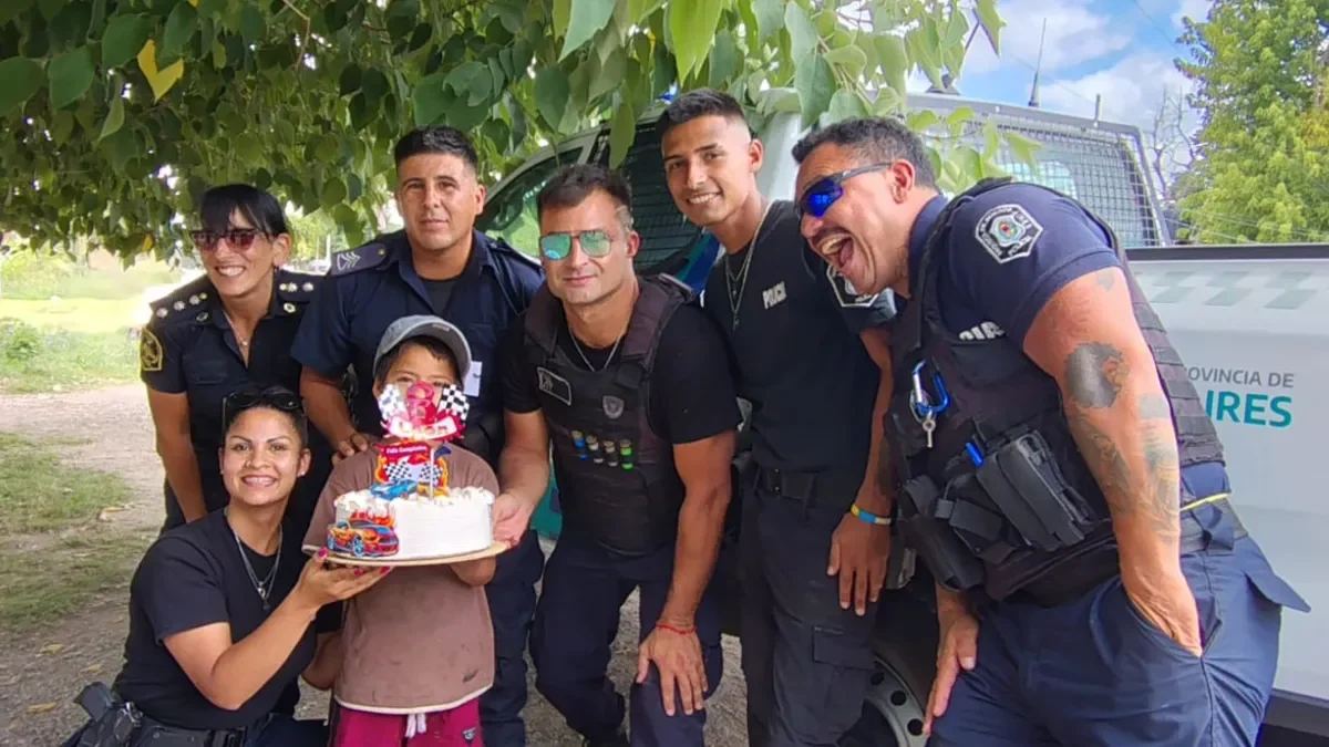 Un cumpleaños especial: policías de La Plata sorprenden a un niño con una fiesta