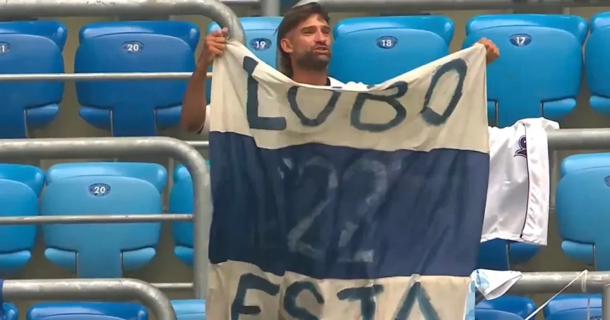 Un hincha de Gimnasia representa a La Plata en amistoso internacional en Rusia.
