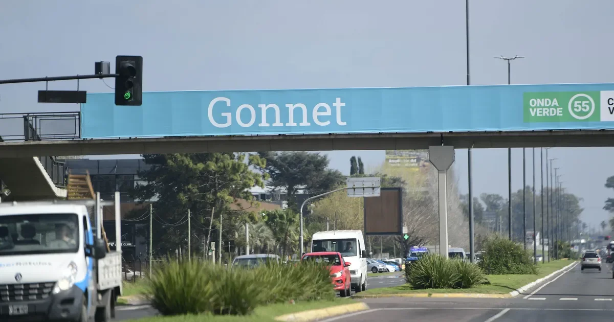 Un hombre en estado crítico tras caer del puente peatonal de Camino Centenario
