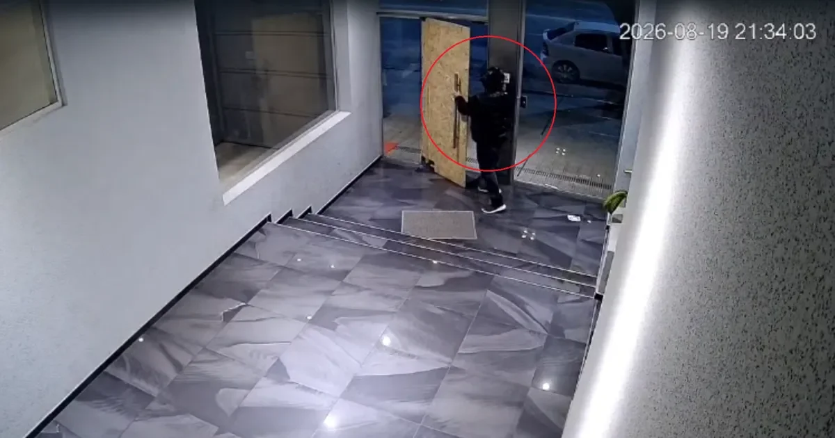 Un ladrón intenta robar en La Plata, pero su plan fracasa y regresa al día siguiente