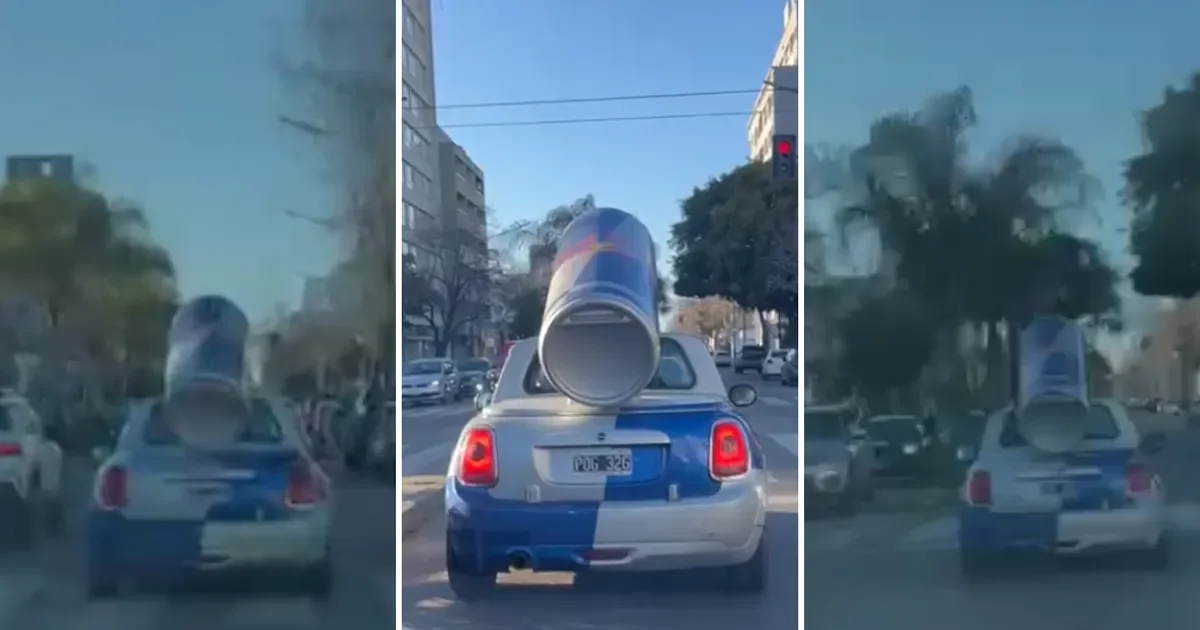 Un Mini Cooper sorprende en La Plata al llevar una lata gigante de Red Bull en el techo